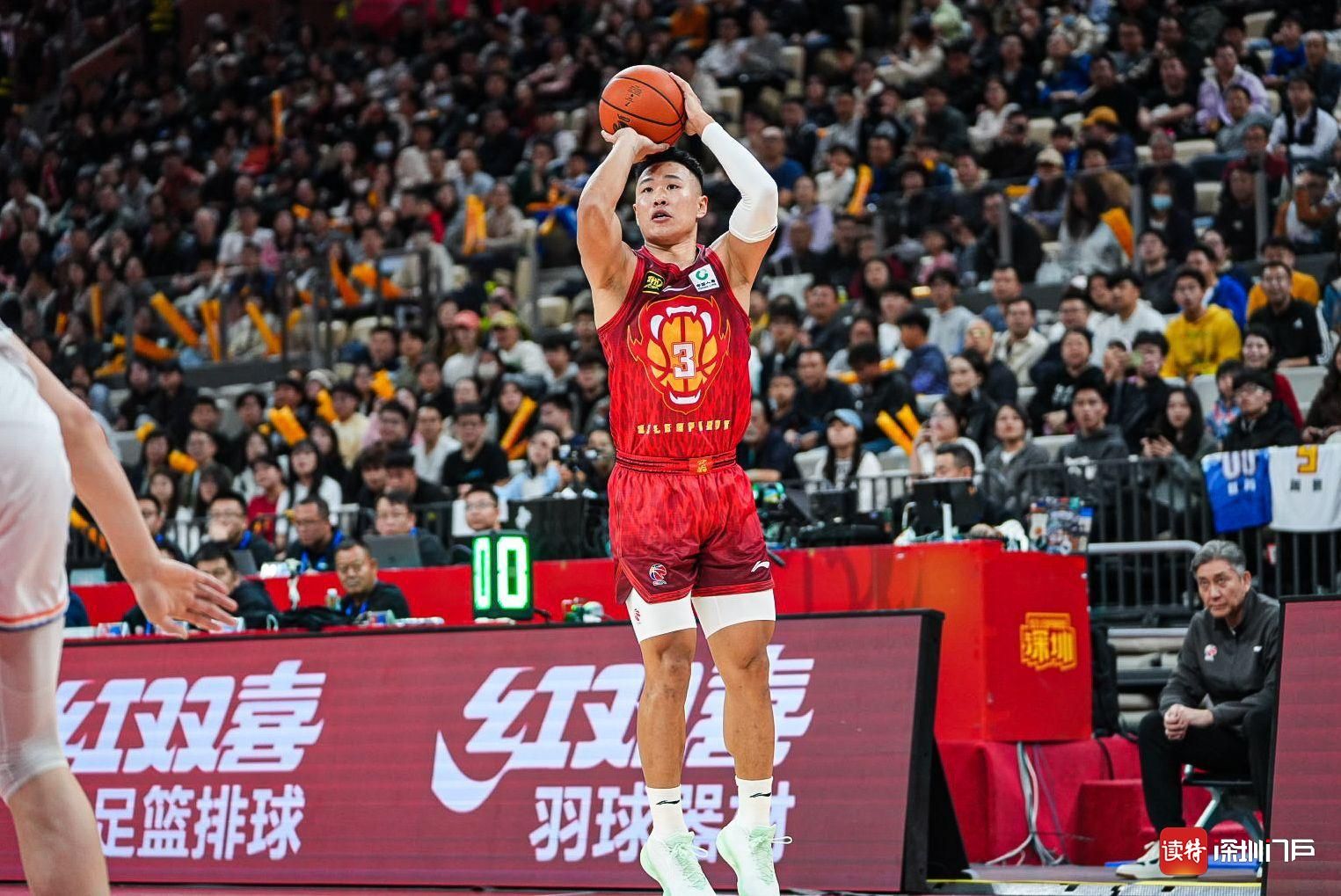 深圳队在最新一场胜利中赢得观众热烈掌声的简单介绍